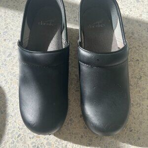 Women’s Dansko Clogs Matte Black Sz 37